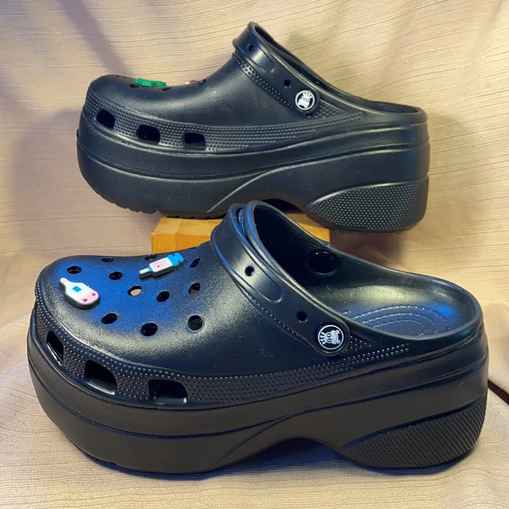 NWOT never worn platform mules w/4 nurse jibbitz
